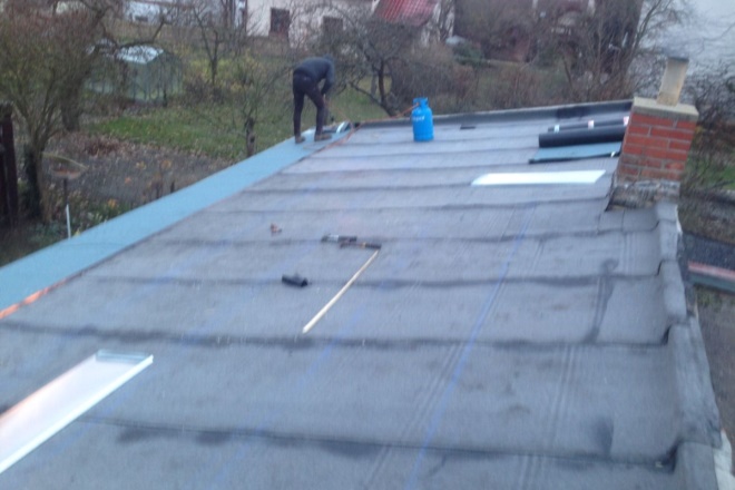 Renovace lepenkové střechy rodinného domu v Hradci Králové